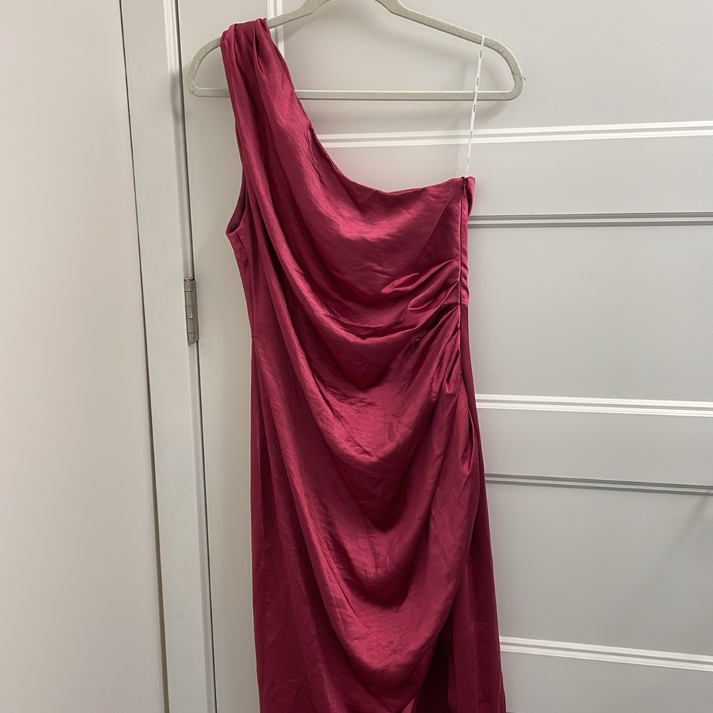 Elliatt Berry Cassini‎ Satin One Shoulder Ruched Midi Dress XL - $238 - Picture 4 of 15